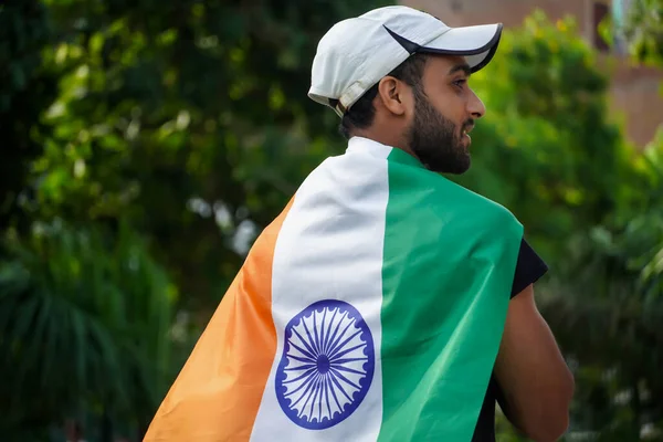 Kızılderili Adam Hint Bayrağını Sarın Hint Bayrağına Sevgi Gösteren Adam — Stok fotoğraf