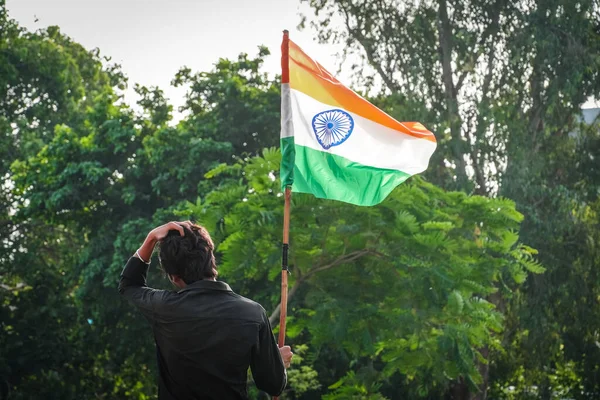 Hindistan Bayrağı Başarıyı Kutlayan Bir Adam Tarafından Sallanıyor — Stok fotoğraf