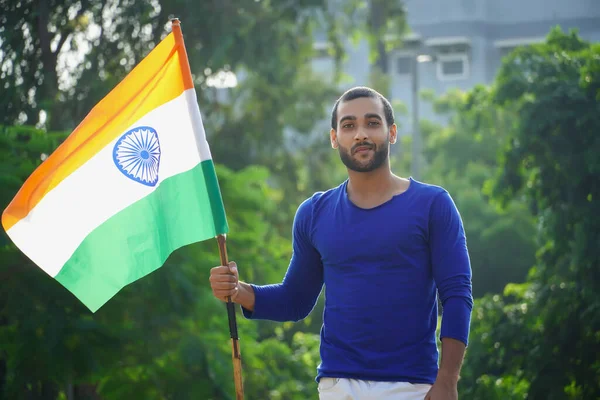 印度男子与印度国旗户外形象 — 图库照片