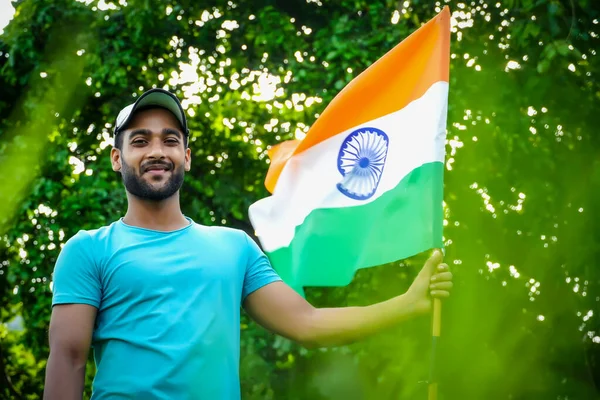 Kızılderili Bayrağı Taşıyan Genç Bir Hintli — Stok fotoğraf
