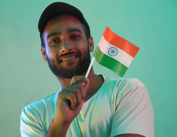 Мужчина Приветствуя Индийский Флаг Днем Независимости Августа — стоковое фото