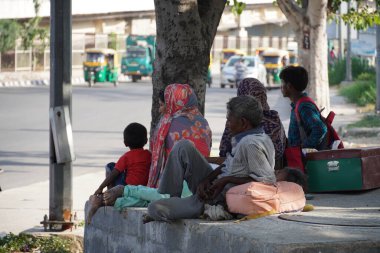 Zavallı Aile Otobüs İçin Oturuyor - Göç Konsepti