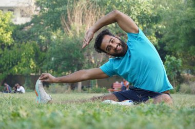 Park 'ta Sabah Yogası Yapan Genç Adam - Sağlık ve Spor Konsepti