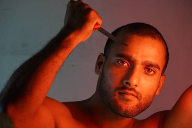 Bıçak görüntüsü olan bir katil.