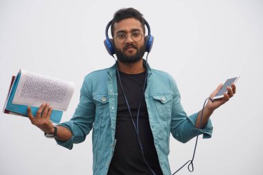 İnternet üzerinden kitap ve kulaklığı olan genç bir öğrenci Çevrimiçi dersten memnun değil