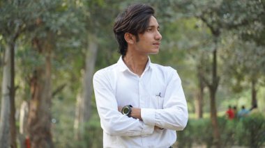 Bir öğrenci, doktor eğitimi kursunda veya steteskoplu kolaj öğrencisinde başarılı oldu ve tıp eğitimi kavramını gösterdi.