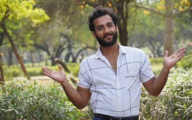 Bir öğrenci, doktor eğitimi kursunda veya steteskoplu kolaj öğrencisinde başarılı oldu ve tıp eğitimi kavramını gösterdi.