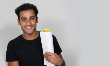 Katlanmış not defteriyle izole edilmiş bir öğrenci - Eğitim Konsepti