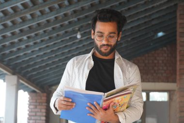 Kolejdeki Hintli öğrenci