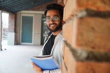 Kolejdeki Hintli öğrenci