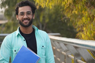 Kolejdeki Hintli öğrenci