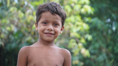 Gülümseyen zavallı bir çocuk - çocuk resimleri