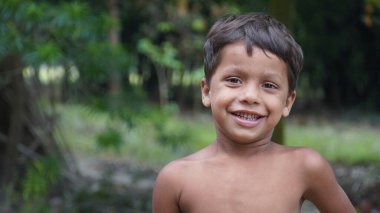 Gülümseyen zavallı bir çocuk - çocuk resimleri