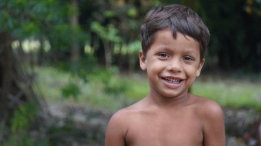 Gülümseyen zavallı bir çocuk - çocuk resimleri