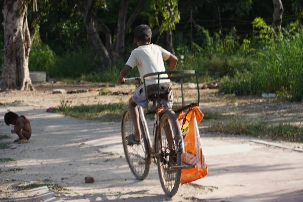 Бедняга Баггер Идет Работу Используя Свой Велосипед — стоковое фото