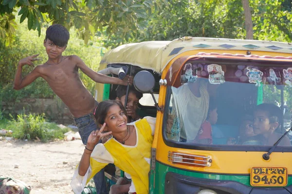 Arme Kinder Spielen Auto Und Genießen — Stockfoto