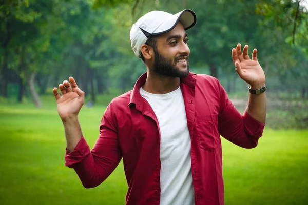 Ragazzo Sta Sorridendo Nel Parco — Foto Stock