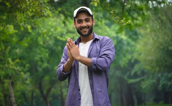 Homem Indiano Fazendo Namaste Usando Sua Mão — Fotografia de Stock