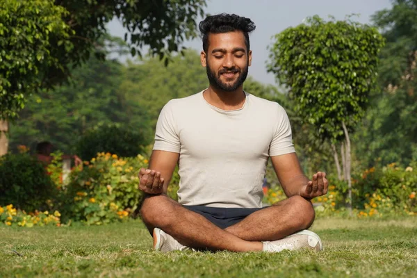 Muž Který Ráno Medituje Parku Zdravotní Fitness Koncept — Stock fotografie