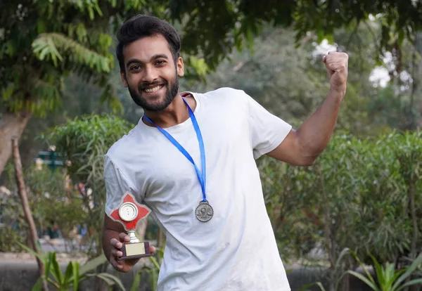 Indio Inteligente Collage Colegial Con Medalla Oro Copa Trofeo —  Fotos de Stock