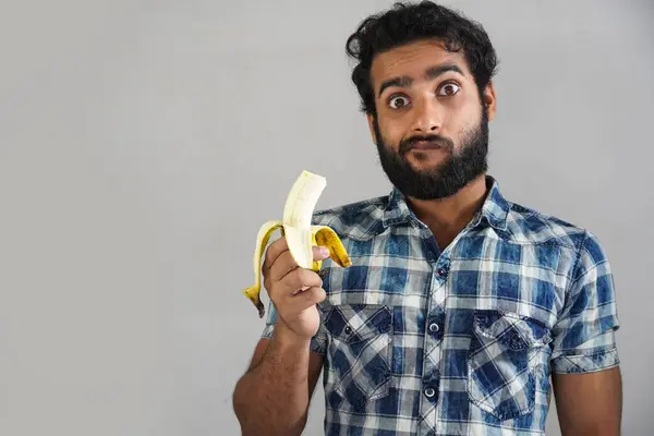 吃香蕉的人知道自己的好处而震惊 — 图库照片