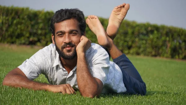 Homme Dans Herbe Souriant — Photo