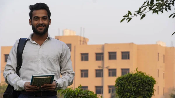 大学の外に立つ若い大学生 Happy Smiling Young Student — ストック写真