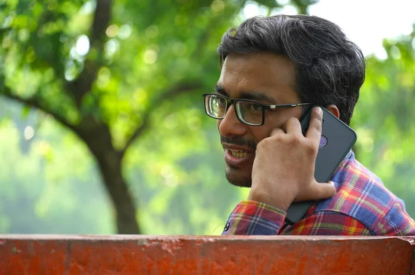 Mężczyzna Rozmawiający Przez Telefon — Zdjęcie stockowe