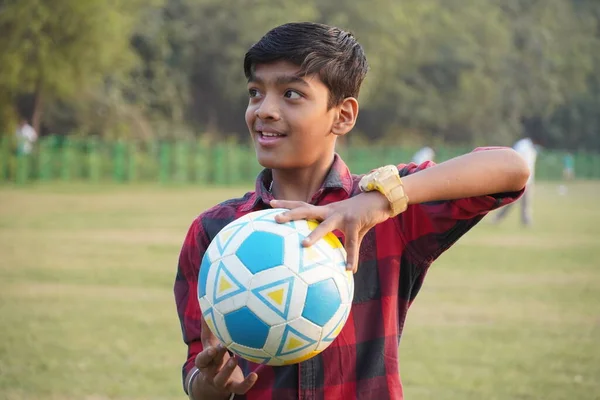 Anak Laki Laki Dengan Sepak Bola Konsep Kesehatan Dan Kebugaran — Stok Foto