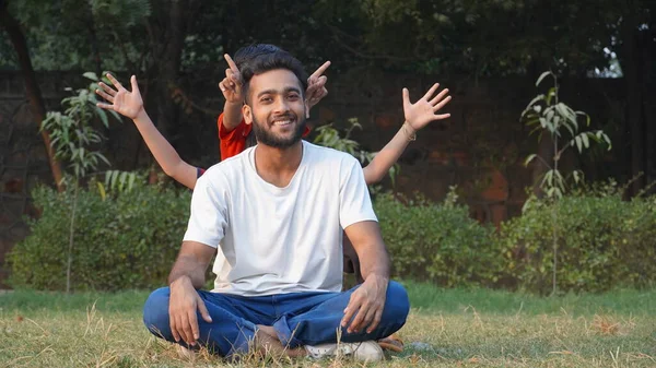 Pojke Gör Meditation Och Barn Leker — Stockfoto