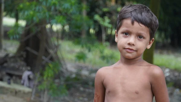 Pobre Garoto Sorrindo Imagens Crianças — Fotografia de Stock