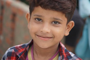 Gülen suratlı şirin bir çocuk.