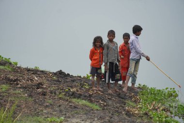 Hintli fakir çocuklar tatlı bir gülümseme takınıyorlar.