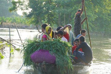 Hindistandaki insanlar tekneye akın ediyor 
