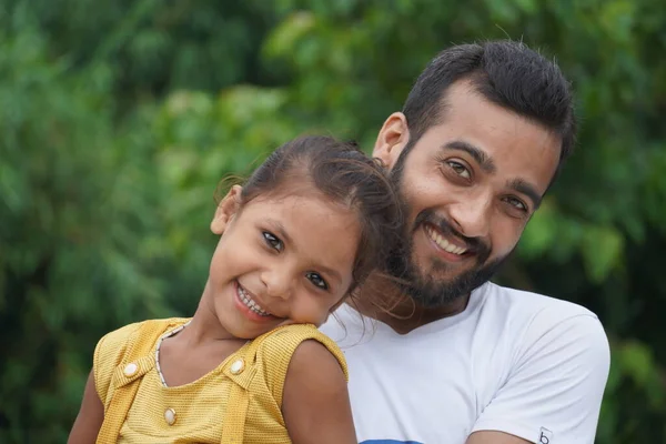 Sevimli bir kızı evlat edinen bir çocuk, her ikisi de gülümsüyor.