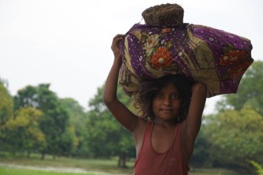 Köyde çalışan çocuklar.