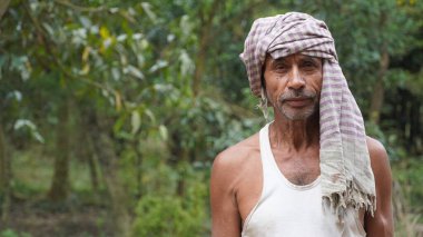 Yaşlı bir adam tarlayı gözetliyordu.