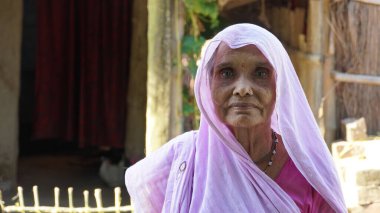 Yaşlı bir kadın mutluydu.