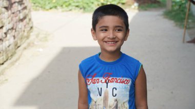 Gülümseyen sevimli bir çocuk.