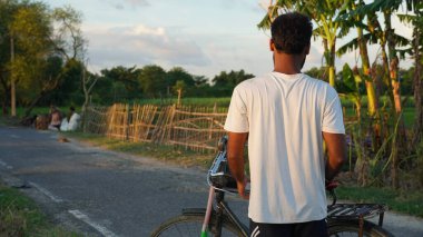 Bisiklet resimli Hintli genç adam