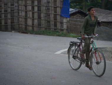 Bisikletli çocuk yolda bisiklet emniyeti.