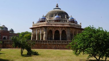 Isa Khan 'ın batık bahçesiyle bilinen mezarı Humayun' un mezar kompleksindeki bir soylu için inşa edildi..