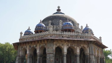 Isa Khan 'ın batık bahçesiyle bilinen mezarı Humayun' un mezar kompleksindeki bir soylu için inşa edildi..