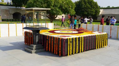 Gandi 'nin Rajghat, Delhi, Hindistan' daki mezar taşı.