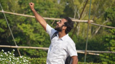 Sen gökyüzünde uçmaya çalışıyorsun.