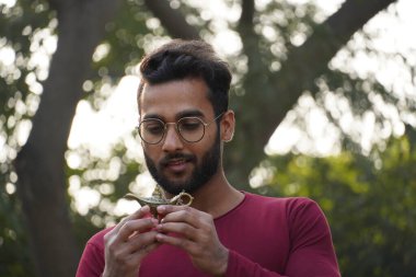 Lambaya bakarken bir çocuğun elinde Alaaddin 'in lambası vardı.