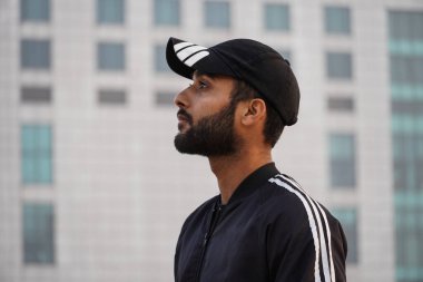 Bir adam derin düşünür.