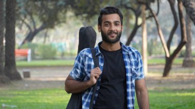 Gitarlı genç bir çocuk.