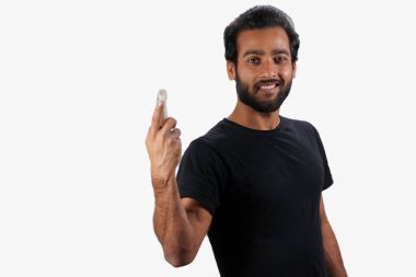 Uzaktan kumandalı beyaz arka planlı genç bir adam.