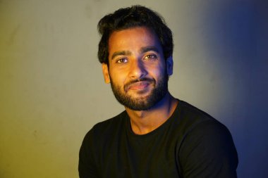 Düşük ışıkta genç adam portresi